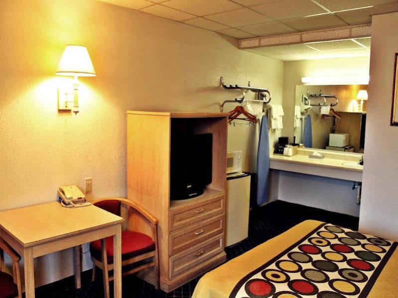 Super 8 By Wyndham Fredericksburg Hotel Buitenkant foto