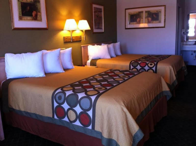 Super 8 By Wyndham Fredericksburg Hotel Buitenkant foto