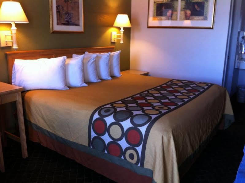 Super 8 By Wyndham Fredericksburg Hotel Buitenkant foto